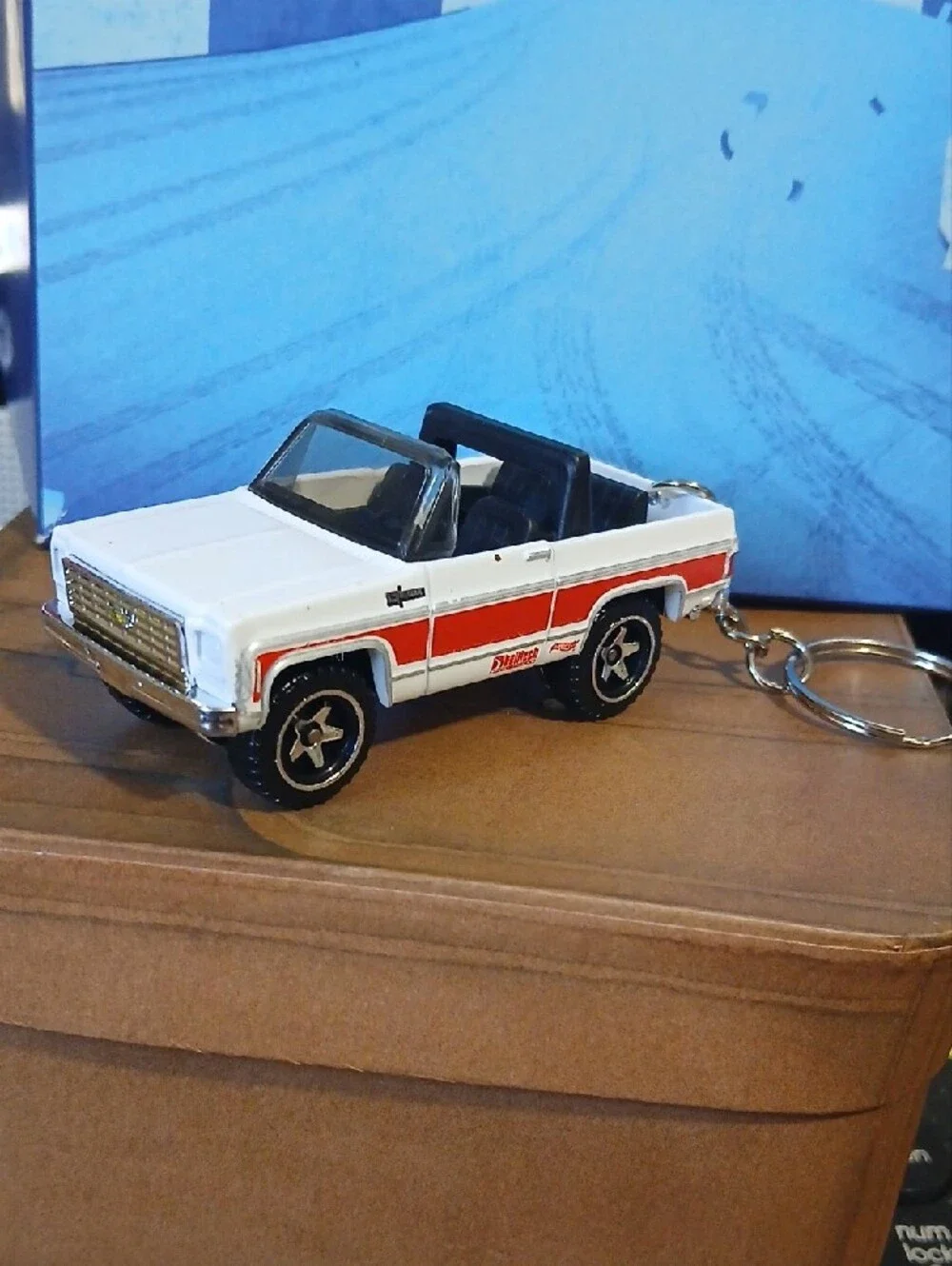 Keychain Hot Wheels '75 Chevy Blazer Custom - White with Red Stripe